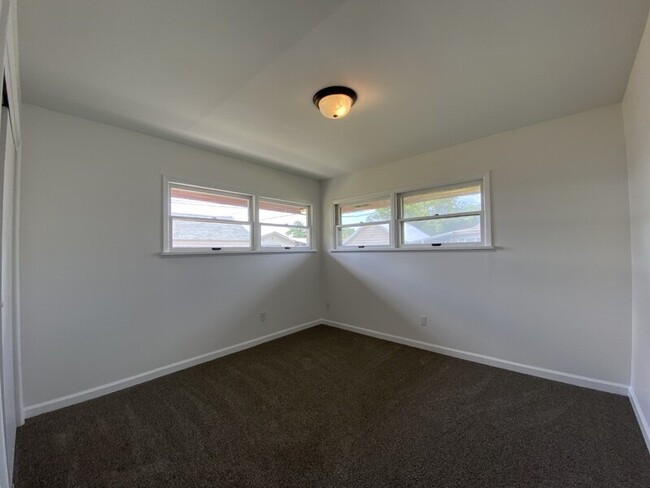 Building Photo - 1022 N Napa St