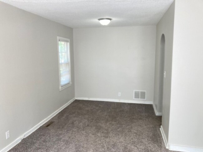 Building Photo - Great 2 Bedroom 1 Bath + 2 Non conforming ...