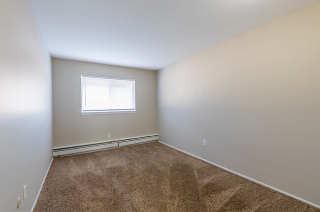 Foto del edificio - 23700 W Warren Ave