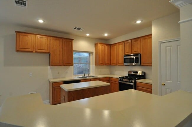 Building Photo - Great Floorplan with Primary on Main
