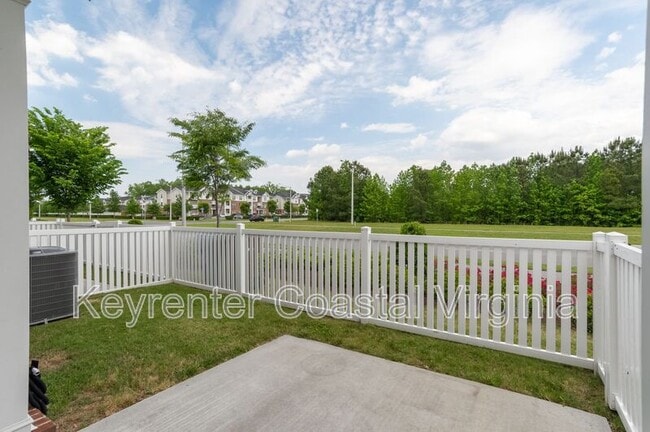 Building Photo - 2115 Belden Ave