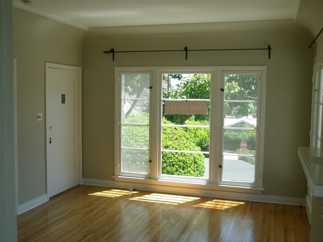 Building Photo - 810 Maltman Ave