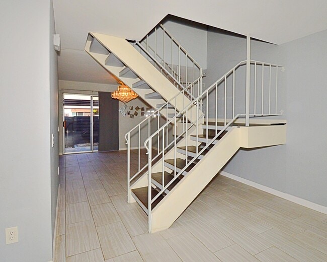 Foto del edificio - 2230 N Indian Canyon Dr