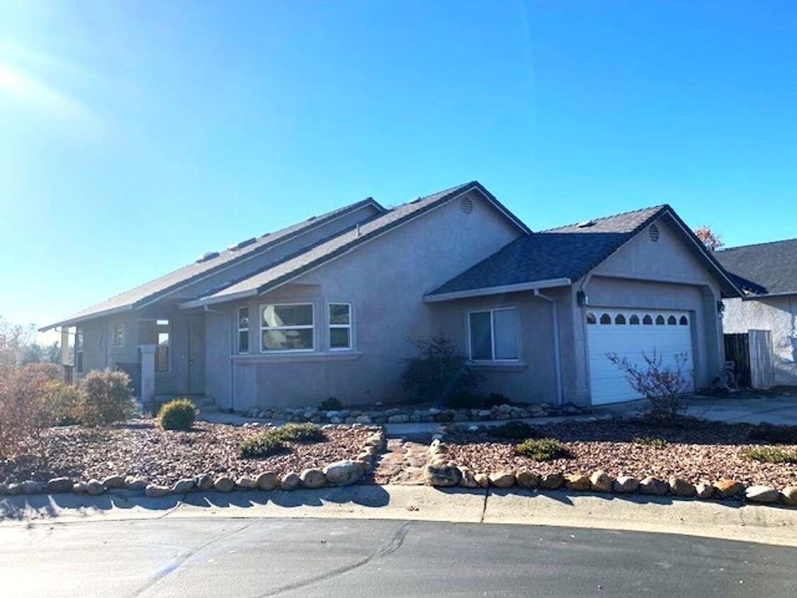 Primary Photo - Spacious Home in Shasta Hills!