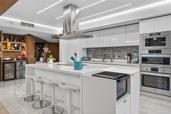 Building Photo - 300 Sunny Isles Blvd
