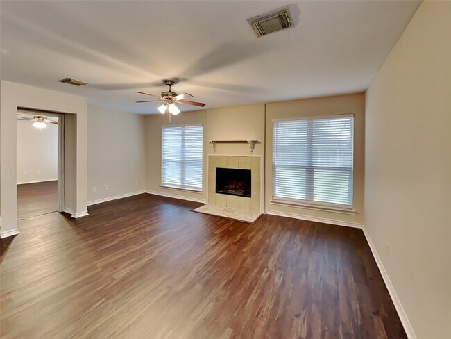 Foto del edificio - 2219 Shady Pine Dr