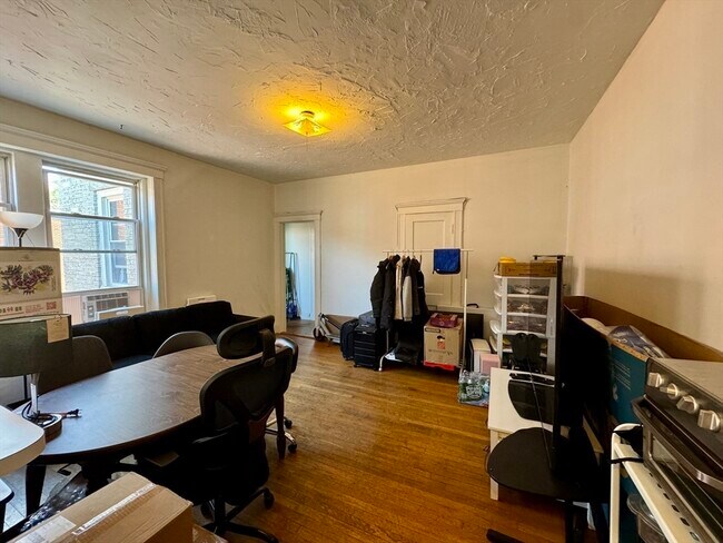 Building Photo - 229 Kelton St