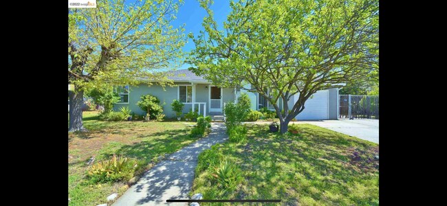 Building Photo - 1680 Waltham Rd