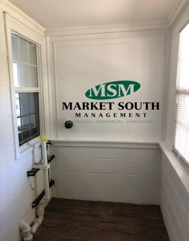 Building Photo - NEWLY RENOVATED 2 BEDROOM HOME IN GARDEN CITY