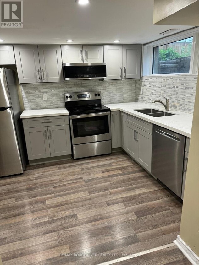 Building Photo - 427 Rossland Rd W