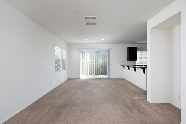 Building Photo - Spacious Two Bedroom Townhouse in Imperial...