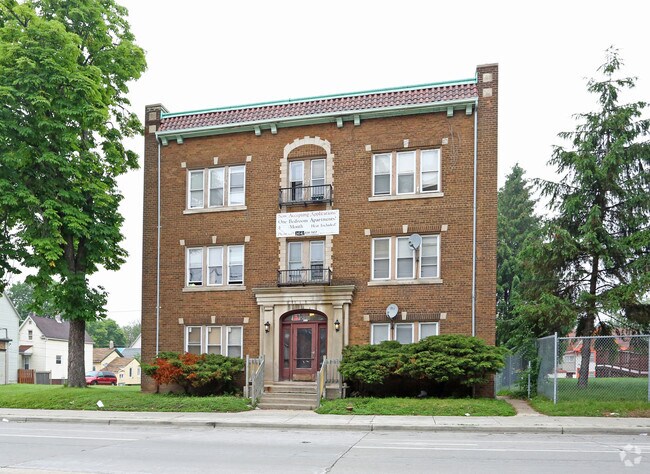 Building Photo - 816 W Greenfield Ave