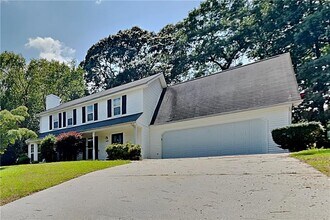 Building Photo - 2245 Huntington Dr