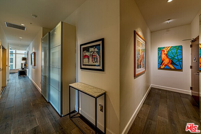 Foto del edificio - 1155 S Grand Ave