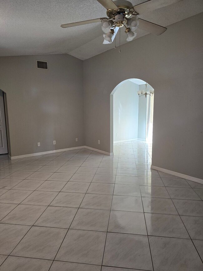 Foto del edificio - 501 W Saunders St