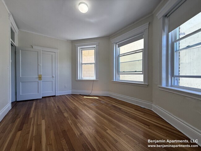 Foto del edificio - 1350 Comm.Ave. Unit 8