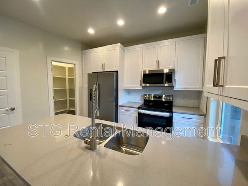 Foto principal - 3865 Platinum Dr
