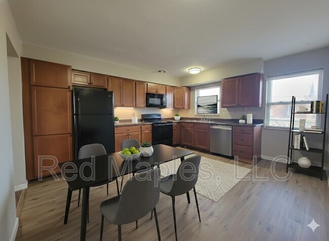 Building Photo - 325 Iron St