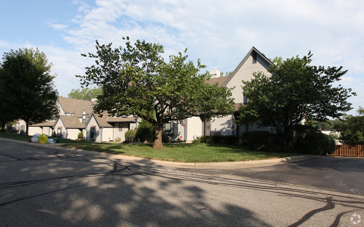 Roeland Court Apartments in Mission, KS