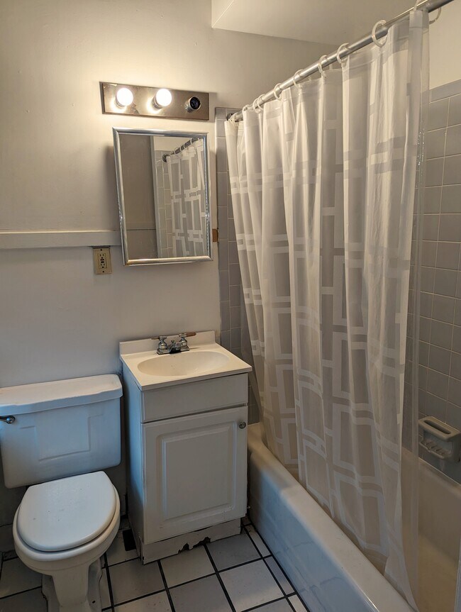 Baño de la planta baja - 2535 Fairview Ave