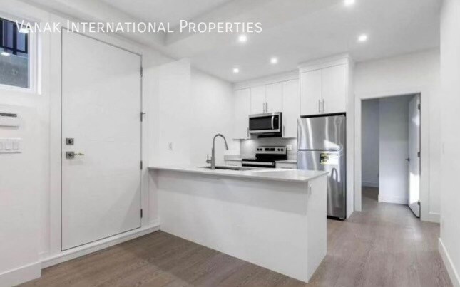 Photo du bâtiment - Two Bedroom Basement Suite Chesterfield Ave
