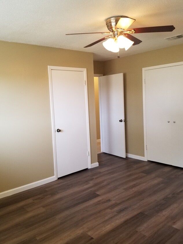 Master bedroom - 12307 shadyview dr