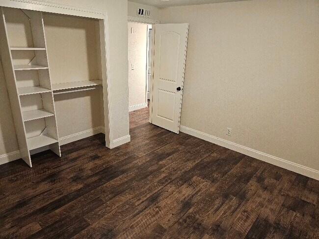 Foto del edificio - 905 Denise Ct SE