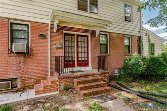 Building Photo - 1022 W 48th St