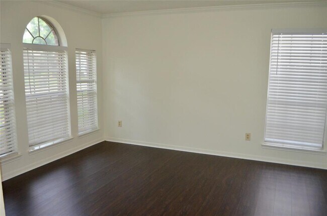 Foto del edificio - 16707 Sussex Dr