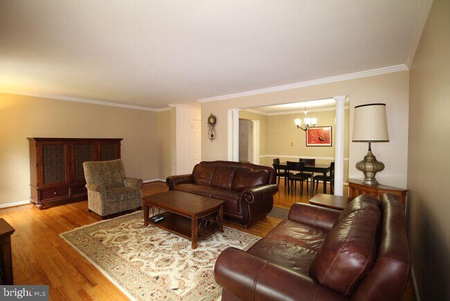 Building Photo - 6409 Seven Oaks Dr