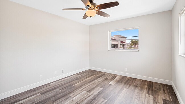 Foto del edificio - 243 Castlewood Dr
