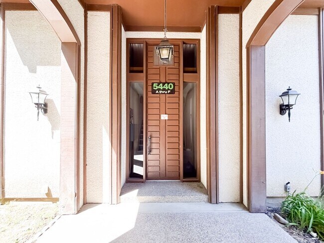 Foto del edificio - 2 BR/1BA | Newly Renovated Unit | | Fenced Backyard | Covered Carpot Parking