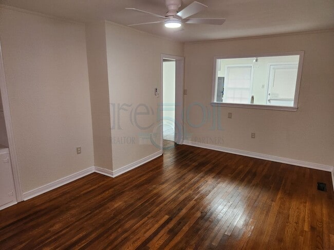 Building Photo - Elm, 200-202 N. Duplex