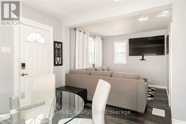 Building Photo - 6413 Frederica St