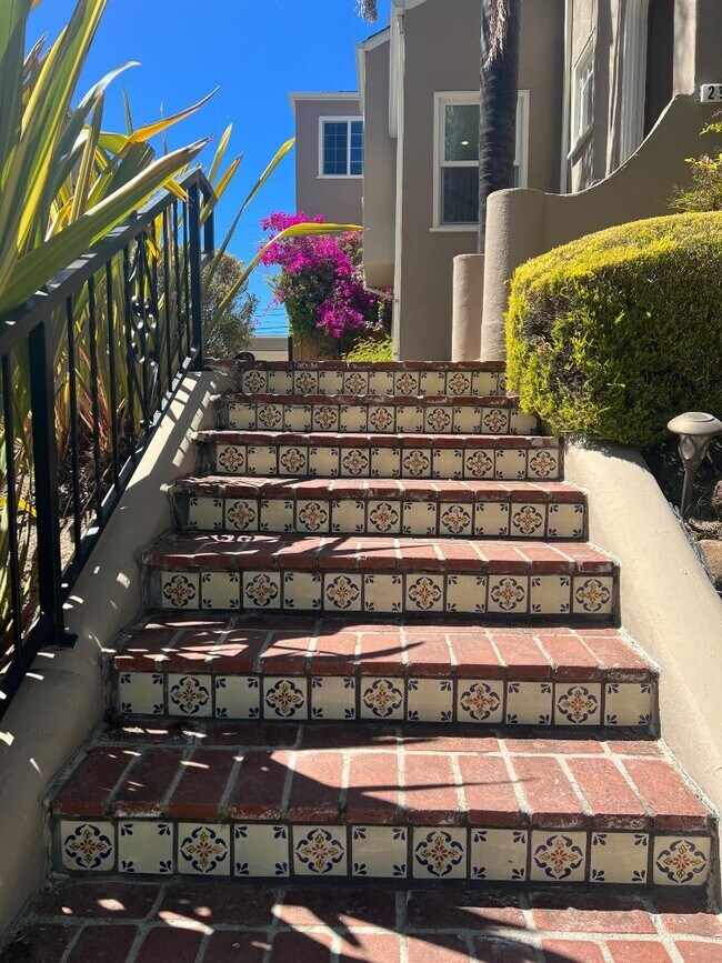 Foto del edificio - 2108 Hillside Dr