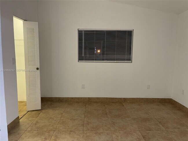 Foto del edificio - 9491 Palm Cir S