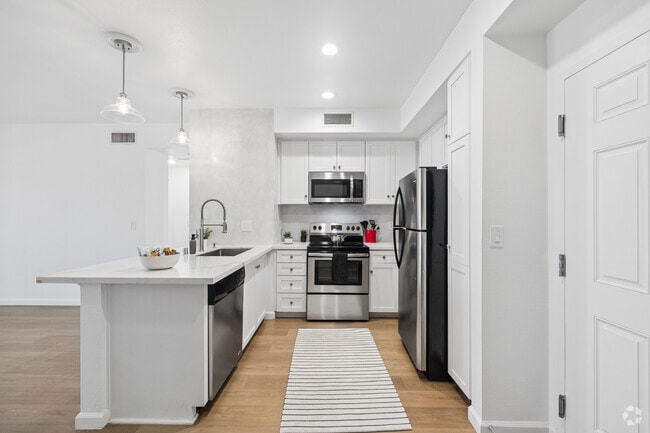 2BR, 2BA - 1,112SF - Kitchen - Cahuenga Place