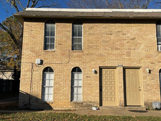 Foto del edificio - 2 Bedroom 1.5 Bath 2 Story Duplex!