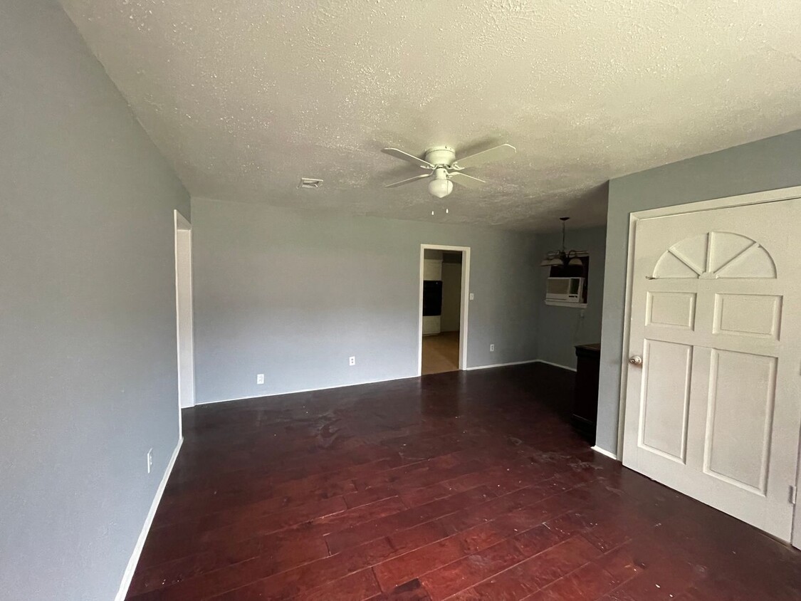 Building Photo - 3233 Valley View Dr