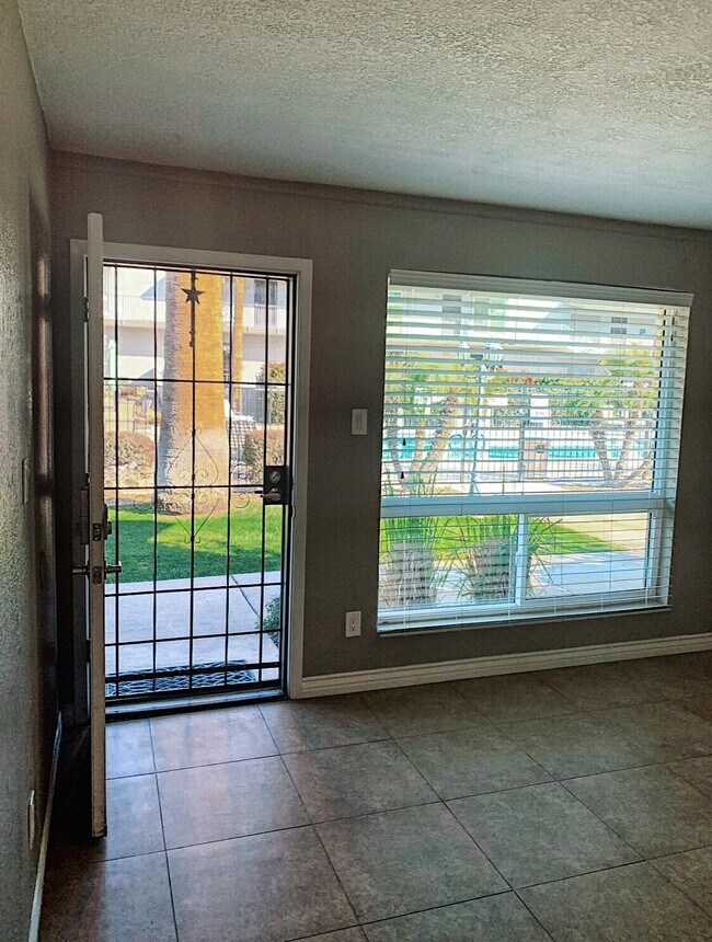 Foto del edificio - 7141 N 16th St
