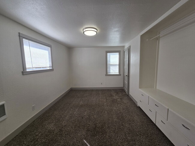 Building Photo - 547 NE Jackson St