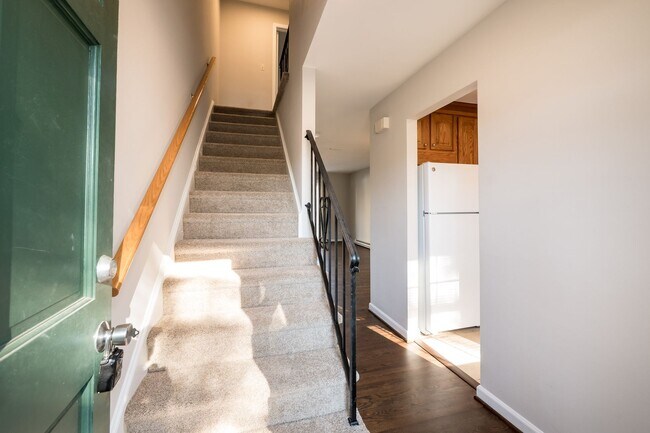 Foto del edificio - Duplex located just a block from the ocean!