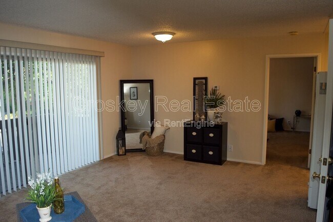 Foto del edificio - 1250 Escobar St