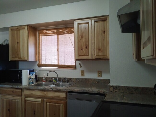 Foto del edificio - 715 W 18th St