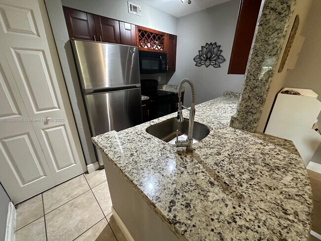 Building Photo - 2841 N Oakland Forest Dr