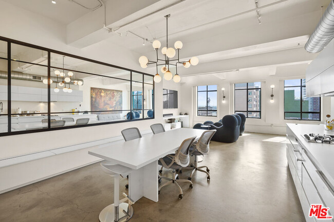 Building Photo - 849 S Broadway