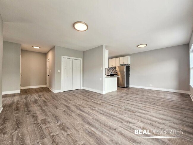 Building Photo - 1 bedroom in CHICAGO IL 60613