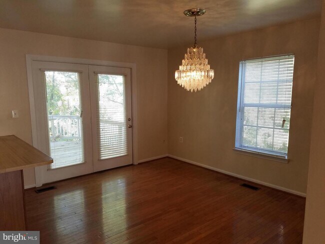 Building Photo - 5743 Burke Towne Ct