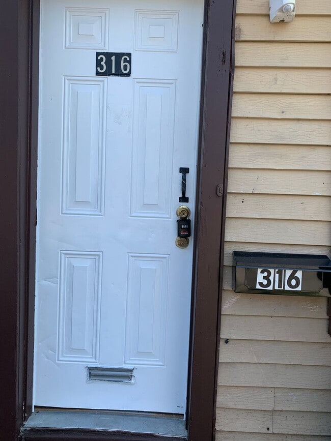 Building Photo - Recently updated Reading City 2 bedroom to...