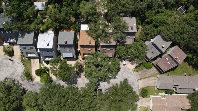 Foto del edificio - 7320 Cave Hollow Dr